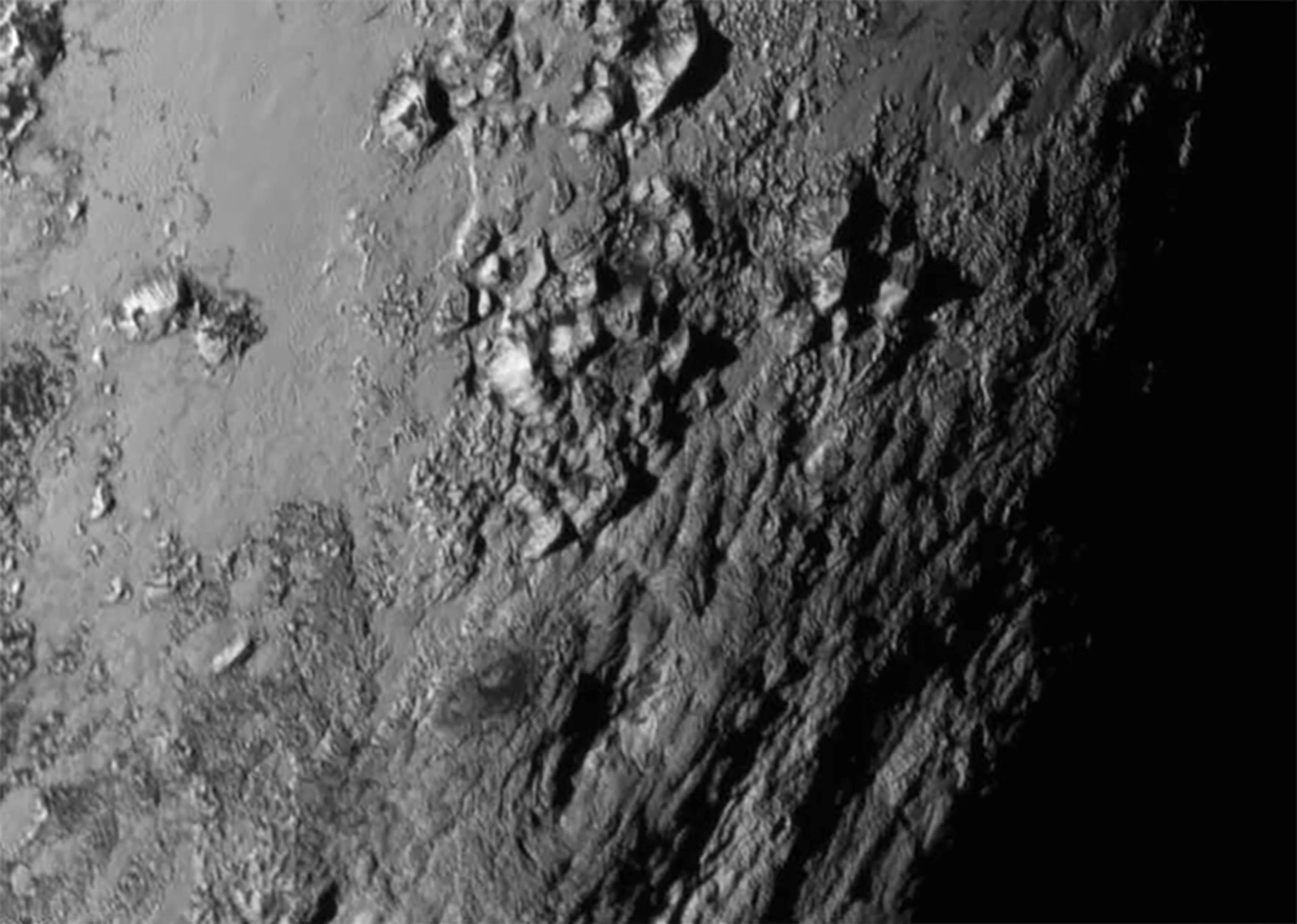 <p>В январе 2006 года NАSА отправило к Плутону межпланетный космический аппарат New Horizons (МКА &laquo;Новые горизонты&raquo;). После почти 10 лет полета, 15 июля 2015 года, зонд достиг максимальной точки сближения с поверхностью Плутона&nbsp;&mdash; 12,5 тыс. км</p>