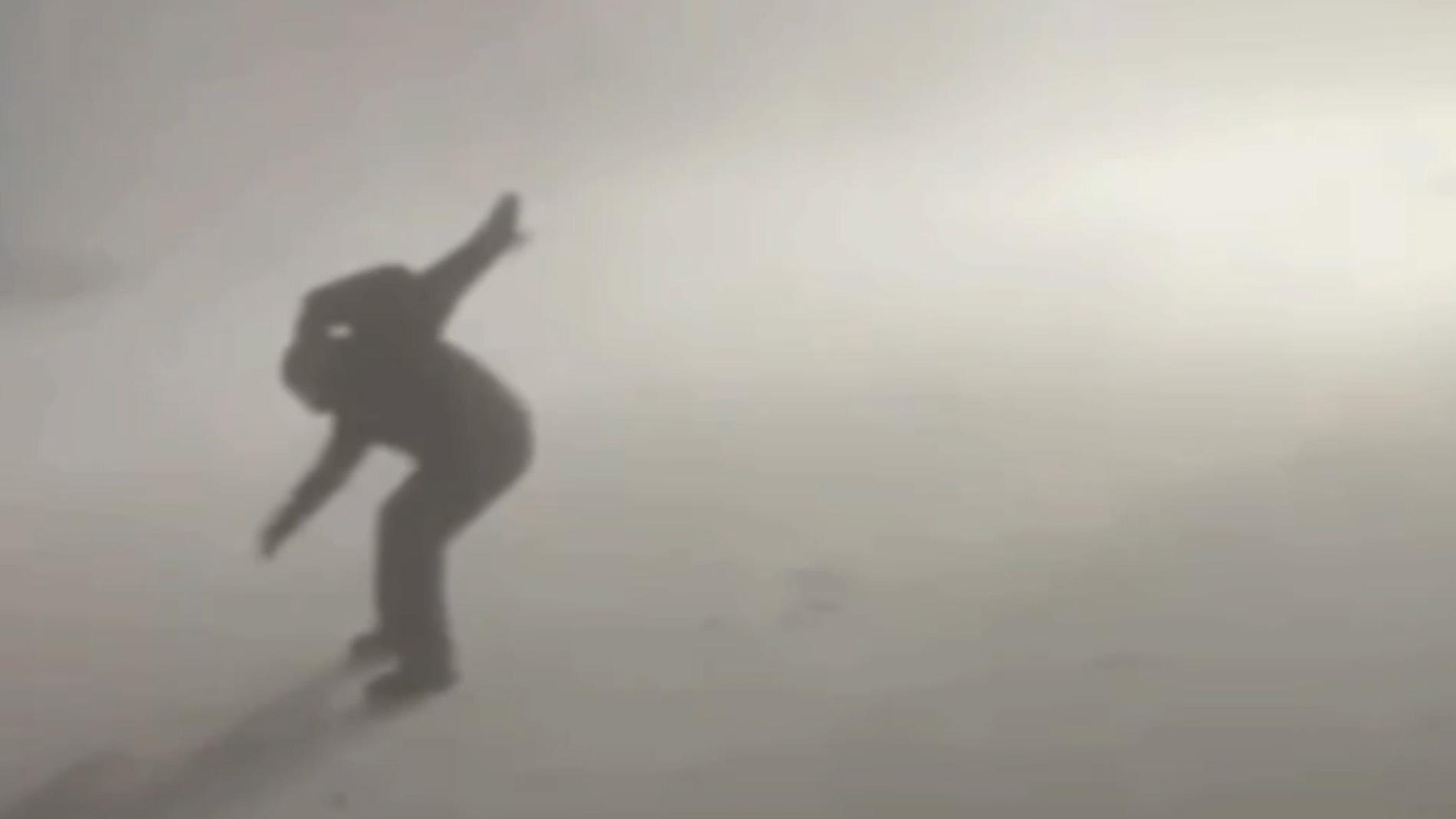 В Якутии ветер и метель сбивают людей с ног. Видео