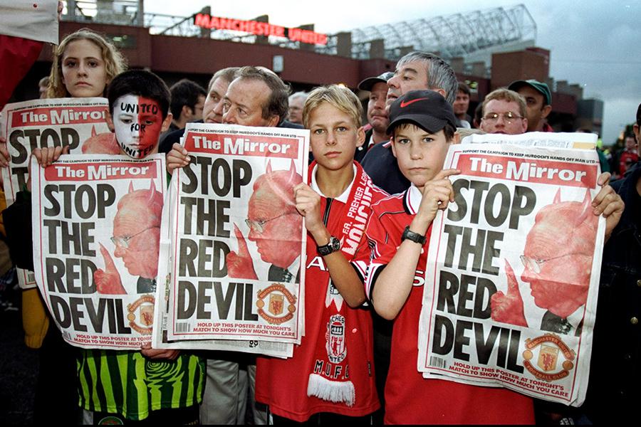 Болельщики &laquo;Манчестер Юнайтед&raquo; протестуют против продажи клуба Руперту Мердоку, 1998 год