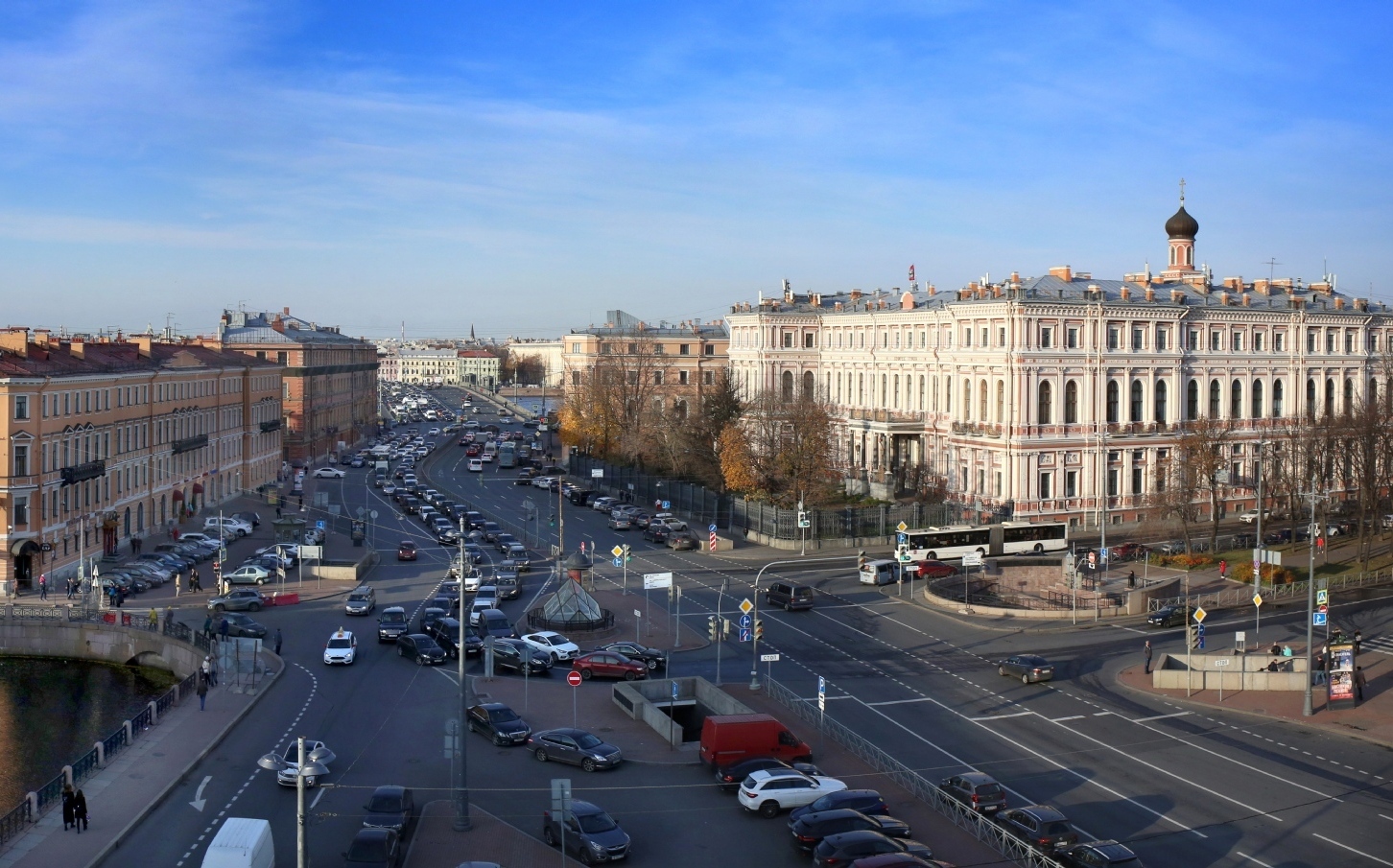 Вид на площадь Труда и Николаевский дворец (справа)