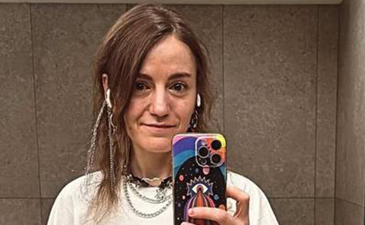 Әйел блузкасының астынан сау кеуделерін суырып алды.