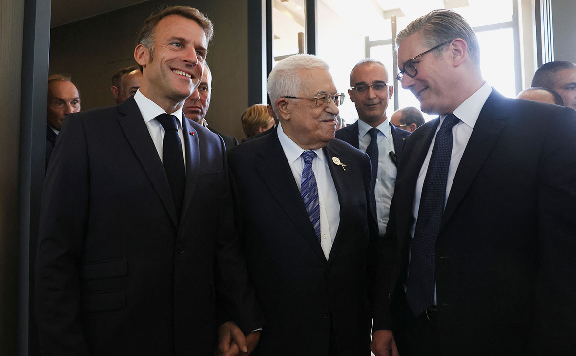 Президент Палестины Махмуд Аббас (в центре) также прибыл на саммит. Представителей ХАМАС на мероприятии не будет.