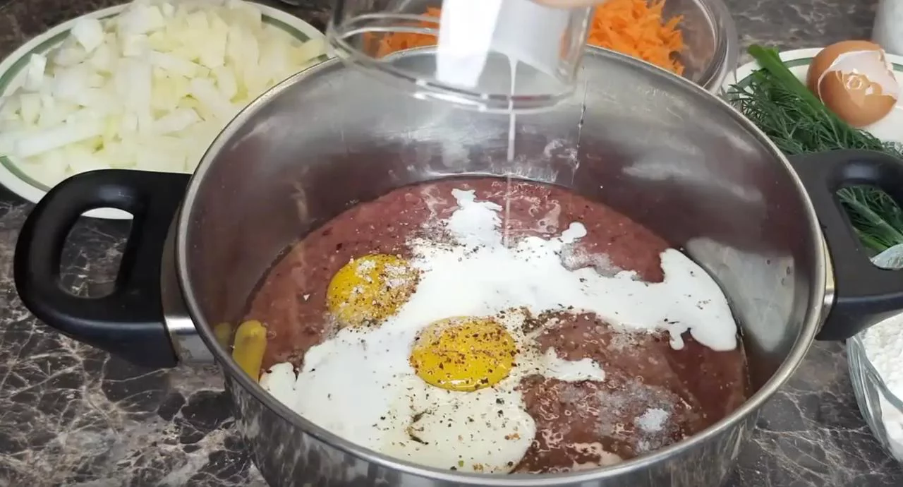 Смешайте печень, молоко и яйца
