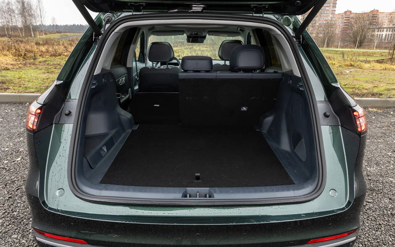 Трансформация второго ряда сидений в Geely EX5 EM-i традиционная, а спинки складываются в почти ровный пол