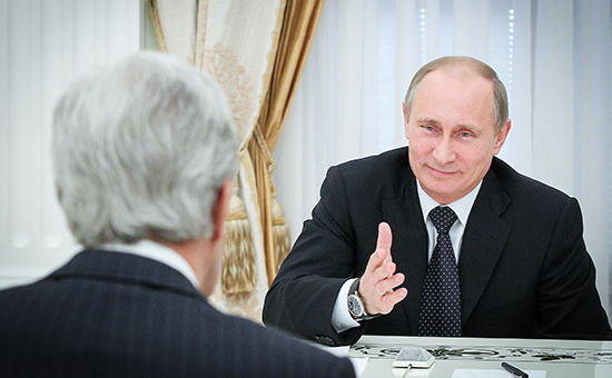 Госсекретарь США Джон Керри и президент РФ Владимир Путин (слева направо) во время встречи в Кремле. Архивное фото