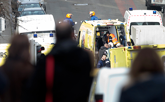 Автомобили скорой помощи после&nbsp;взрыва у станции метро в&nbsp;Брюсселе
