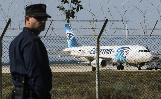 Самолет Airbus A320 авиакомпании EgyptAir в&nbsp;аэропорту Ларнаки 29 марта 2016 года
