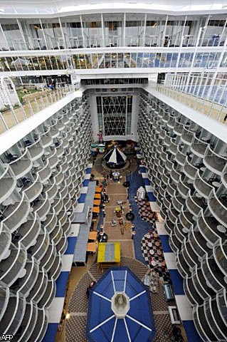 Один из крупнейших в мире лайнеров Allure of the Seas 