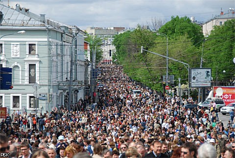 Многотысячная прогулка по московским бульварам 