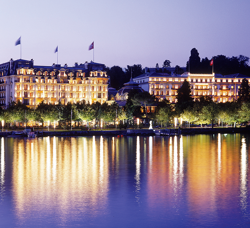Вид на Beau-Rivage Palace в Лозанне с Женевского озера
