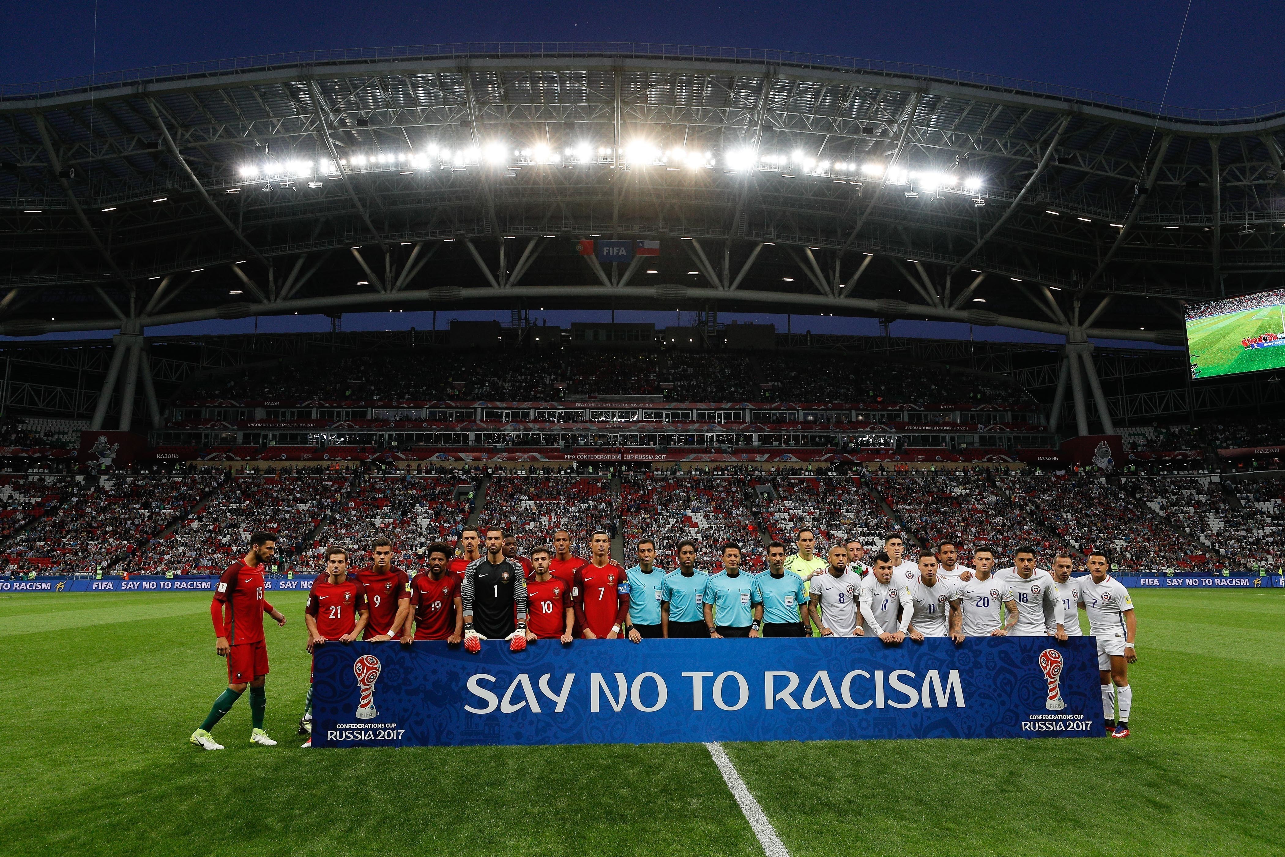 Футболисты сборных Португалии и Чили перед стартовым свистком
