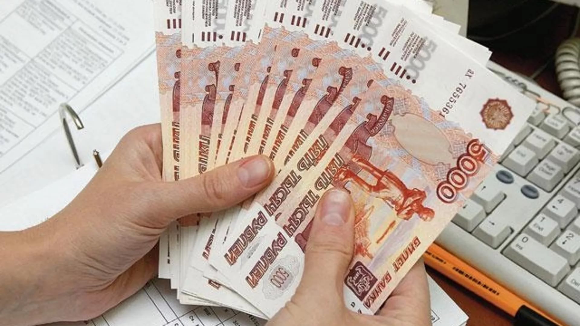 Долги россиян перед банками в августе выросли на 447,4 млрд рублей