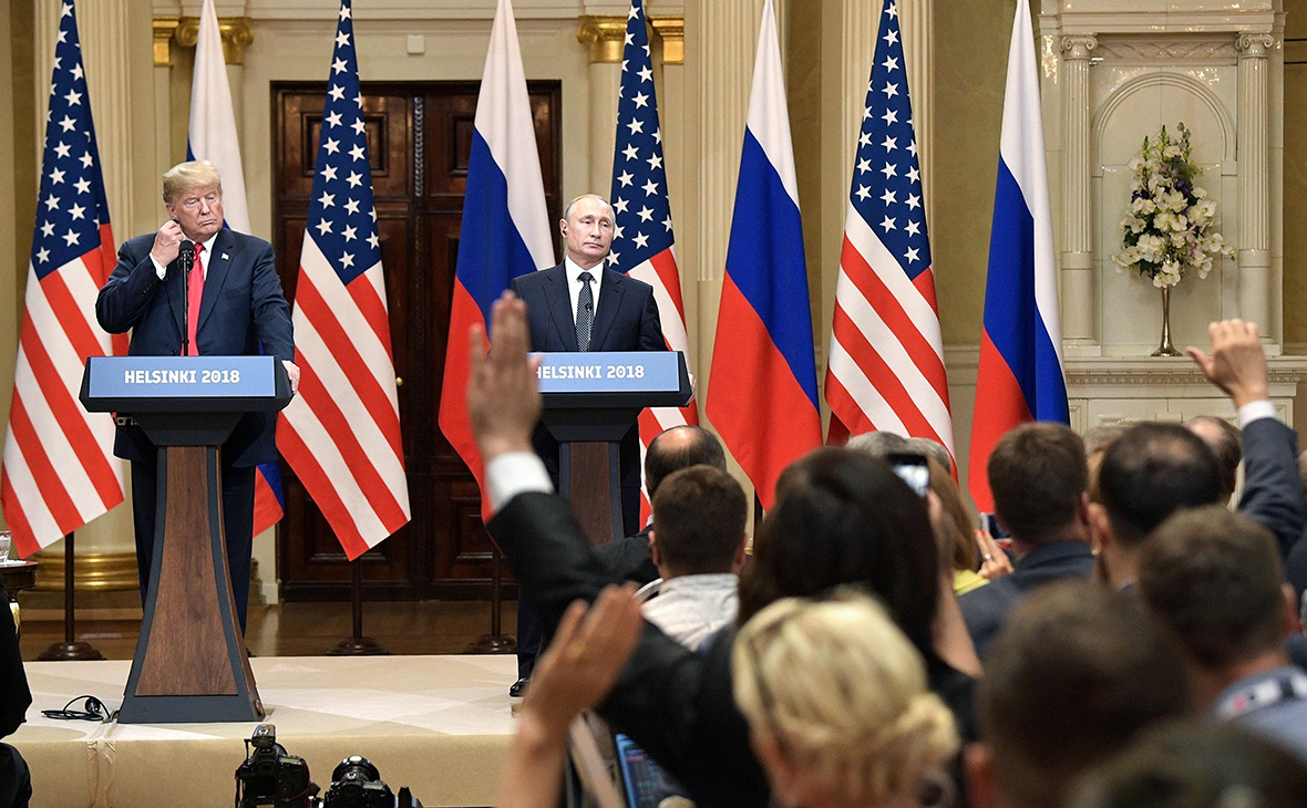 Дональд Трамп и Владимир Путин ​во время пресс-конференции в Хельсинки. 16 июля 2018 года