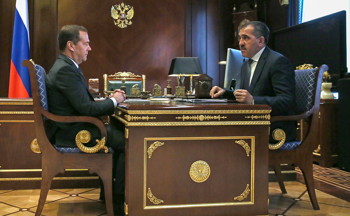 Дмитрий Медведев (слева)&nbsp;и&nbsp;​Юнус-Бек Евкуров