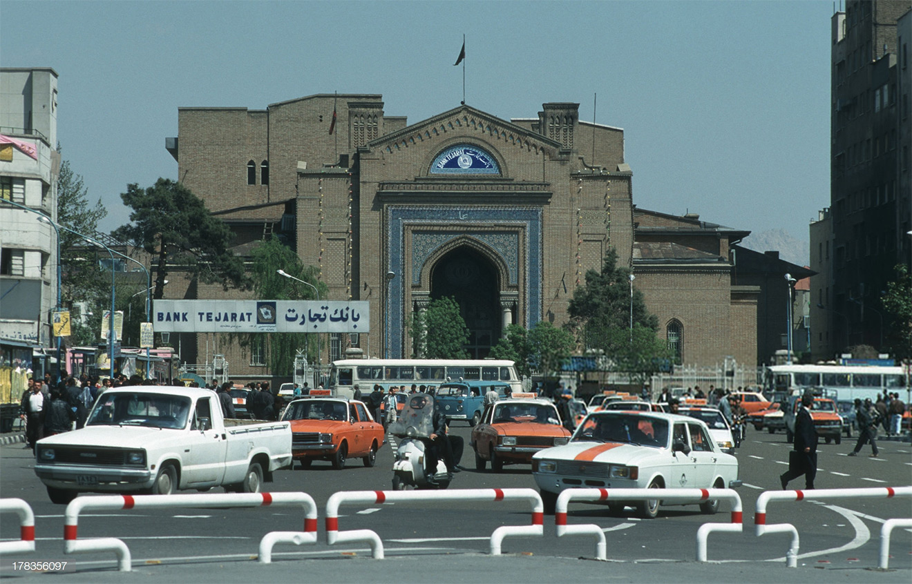 Тегеран конца девяностых шел по пути автомобилизации и строил дороги, а не пешеходные зоны. Это&nbsp;&mdash; самый центр, площадь Имама Хомейни.
