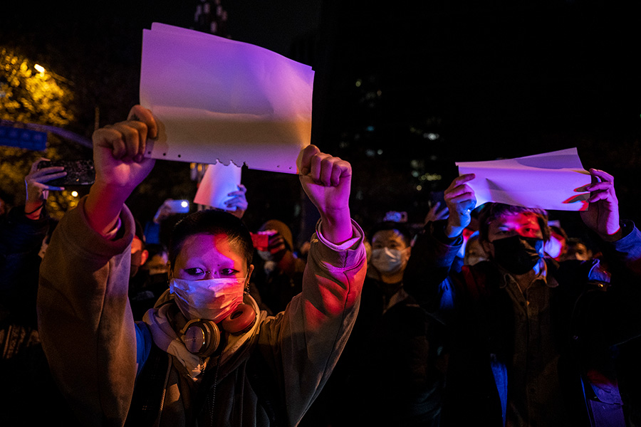 На фото: Пекин, Китай, 27 ноября

В выходные тысячи демонстрантов вышли на шествия по всему Китаю. Они выступали против государственной стратегии борьбы с коронавирусом, при этом некоторые митингующие открыто призывали к отставке китайского лидера Си Цзиньпина