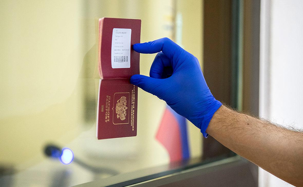 Зеленский предложил лишать гражданства украинцев с российским паспортом