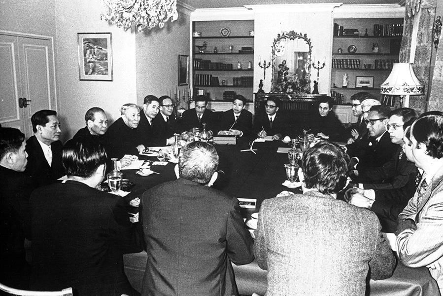 Генри Киссинджер (в центре, с правой стороны стола) и Ле Дык Тхо (в центре, с левой стороны стола) во время переговоров во Франции, январь 1973 год