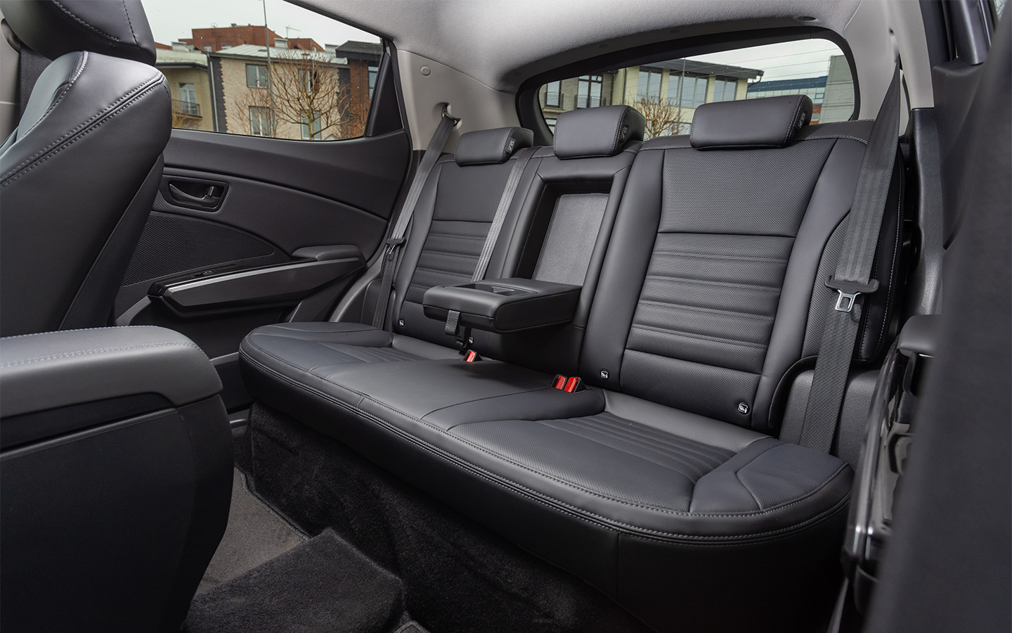 Сзади места не так много и двоим седокам будет очень удобно, но недостаточно комфортно: к их услугам пара подстаканников в подлокотнике, емкости под большие бутылки и мягкие накладки под локоть в дверях и оригинальные кармашки-резинки на спинках передних кресел