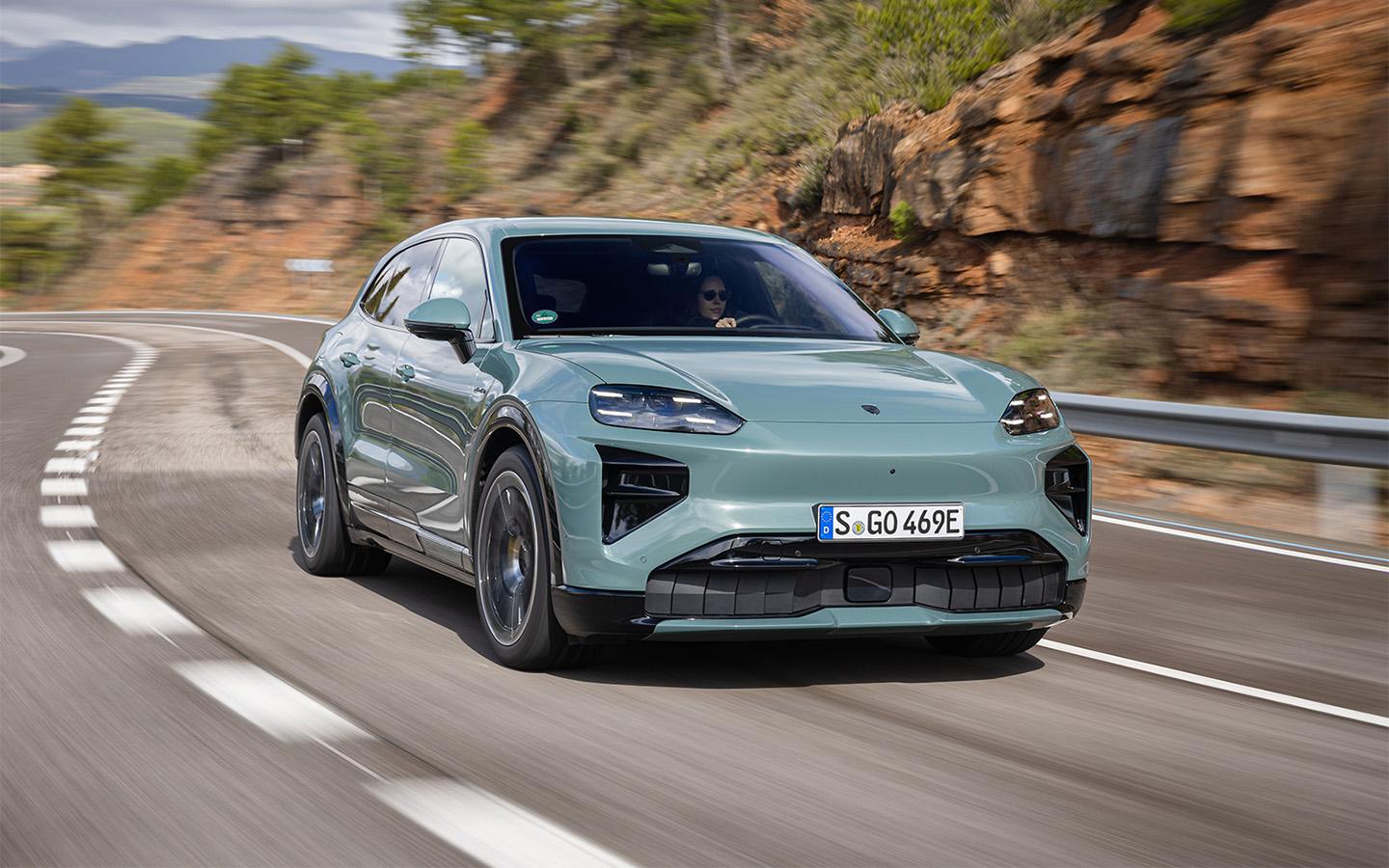 Под звук фена для волос. Первый тест нового Porsche Cayenne Turbo