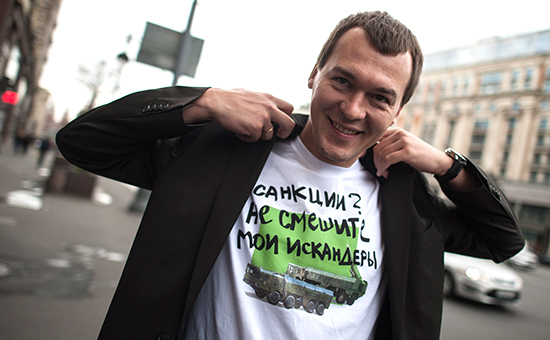 Михаил Дегтярев во время акции «Модный ответ – санкциям нет!» на Пушкинской площади, сентябрь 2014 года