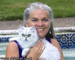 Американка делает из кошек профессиональных пловцов