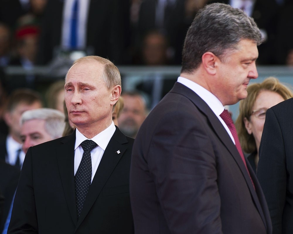 Президент России Владимир Путин и президент Украины Петр Порошенко (слева направо)