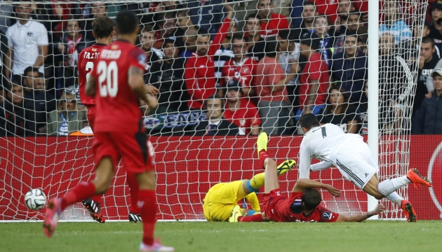 Криштиану Роналду забивает гол в ворота "Севильи".