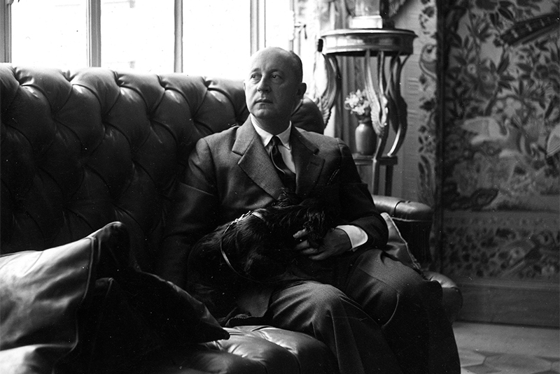 Кристиан Диор в своей квартире на бульваре&nbsp;Жюль-Сандо,&nbsp;7. Париж, 1950
