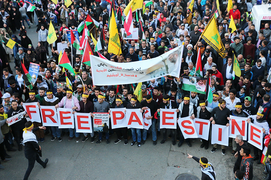Акцию в столице Ливана Бейруте также устроили перед зданием американского посольства, ее организовали сторонники движения &laquo;Хезболла&raquo;.

