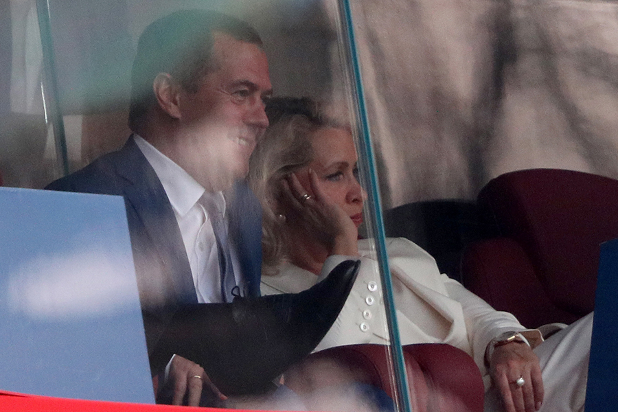Дмитрий Медведев с супругой наблюдают за матчем