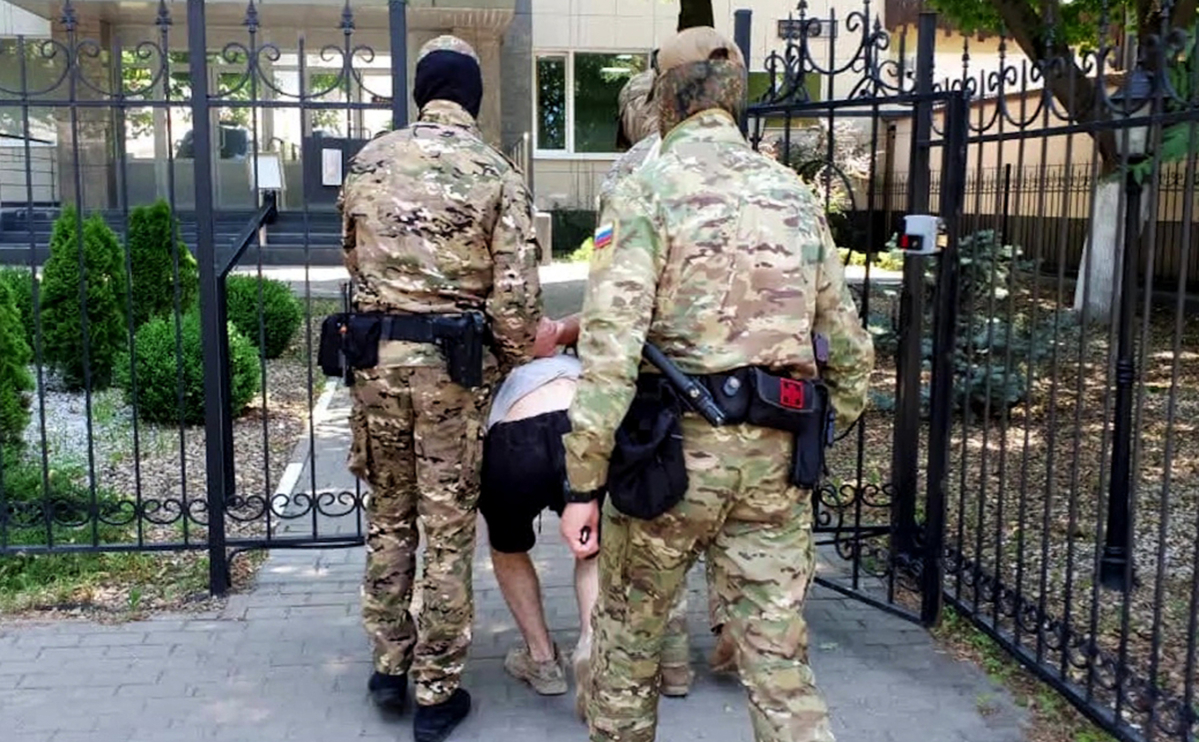 Сотрудники ФСБ РФ во время задержания одного из сторонников украинской неонацистской группы