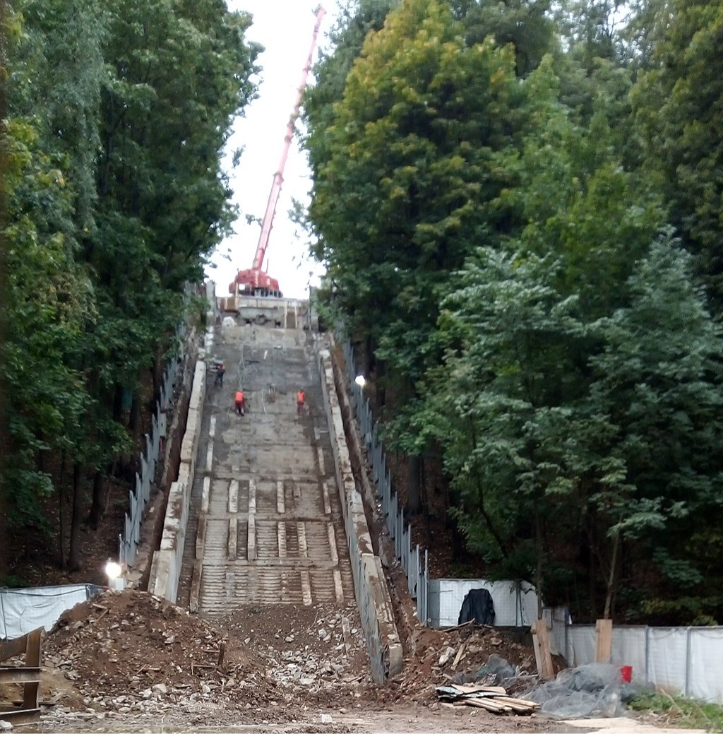 Демонтаж эскалаторной галереи на Воробьевых горах. Сентябрь 2019 года