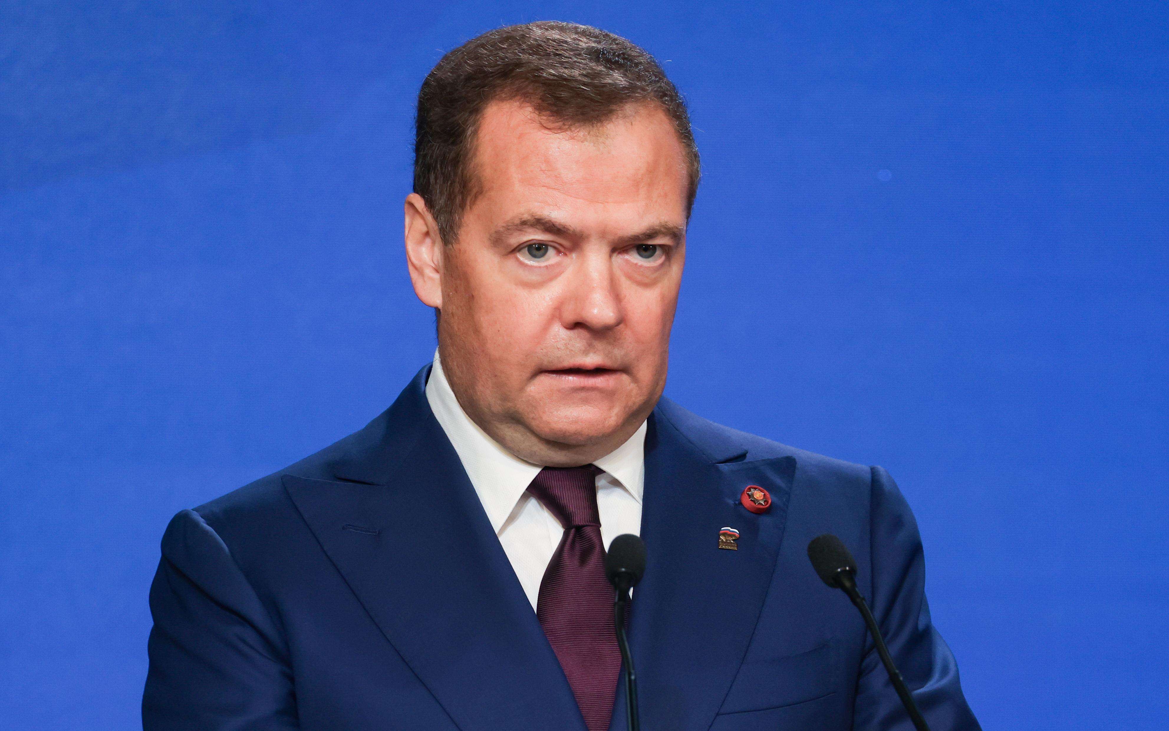 Медведев призвал к «прямому уничтожению террористов» из-за удара по мосту"/>













