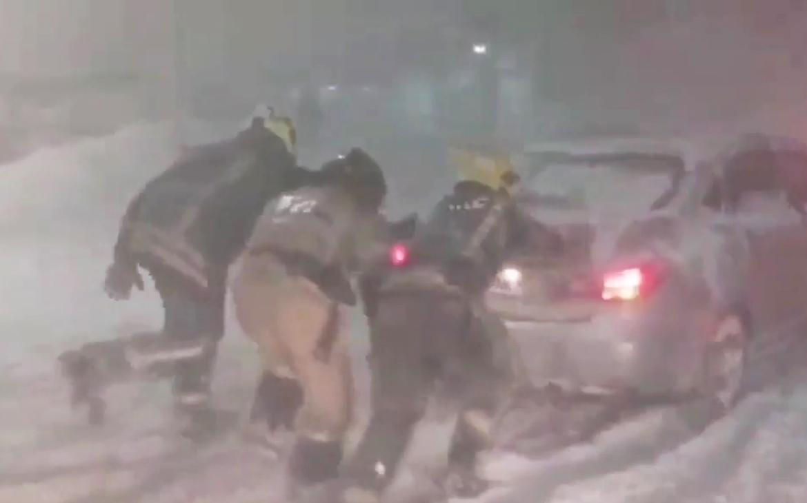 Как пожарные вытаскивают автомобили из снежных заносов в Магадане. Видео