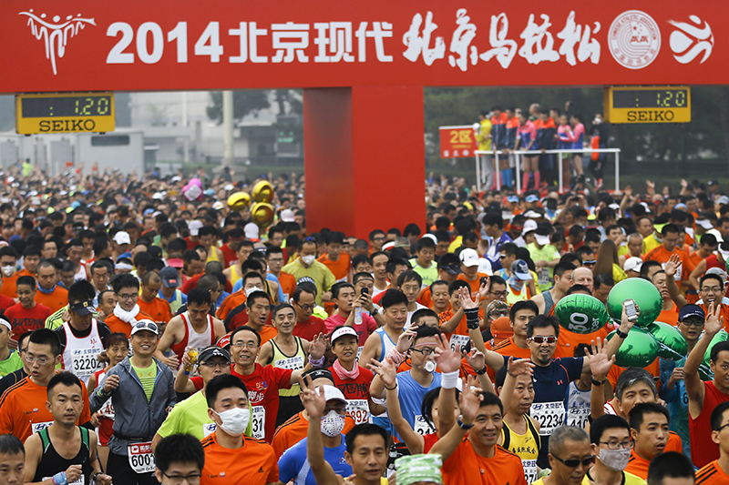 Участники марафона в масках стартовали с площади Тяньаньмэнь.