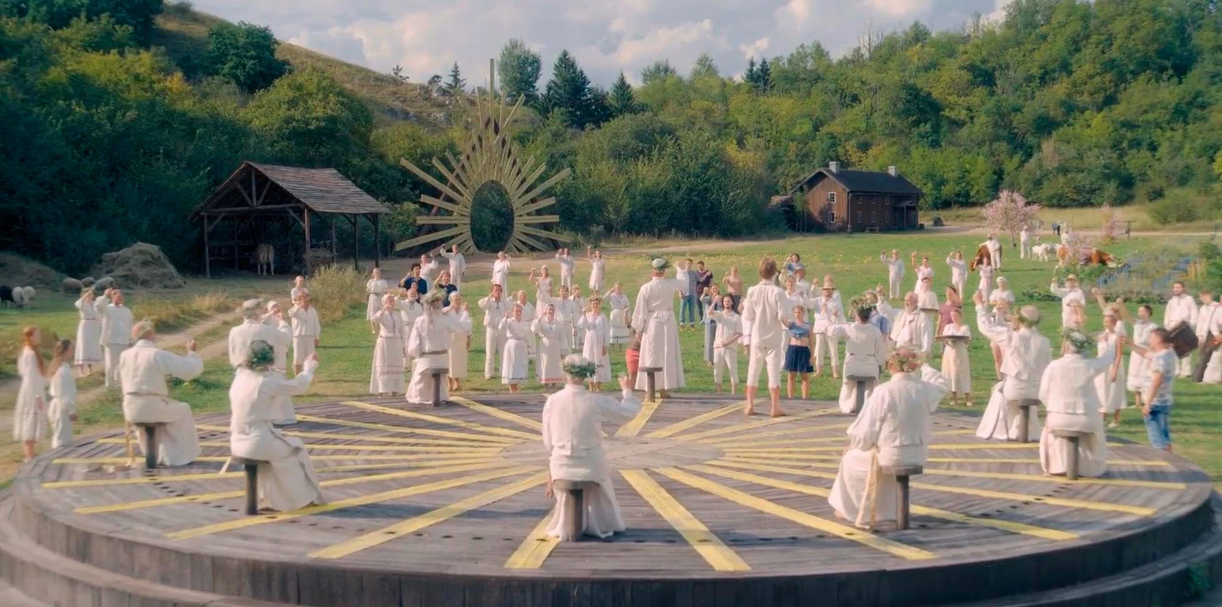 <p>В 2019-м вышел фильм &laquo;Солнцестояние&raquo;. По сюжету компания друзей приезжает в шведскую деревушку на празднование летнего солнцестояния, однако&nbsp;впоследствии попадает в руки&nbsp;языческого культа</p>

<p></p>

<p></p>