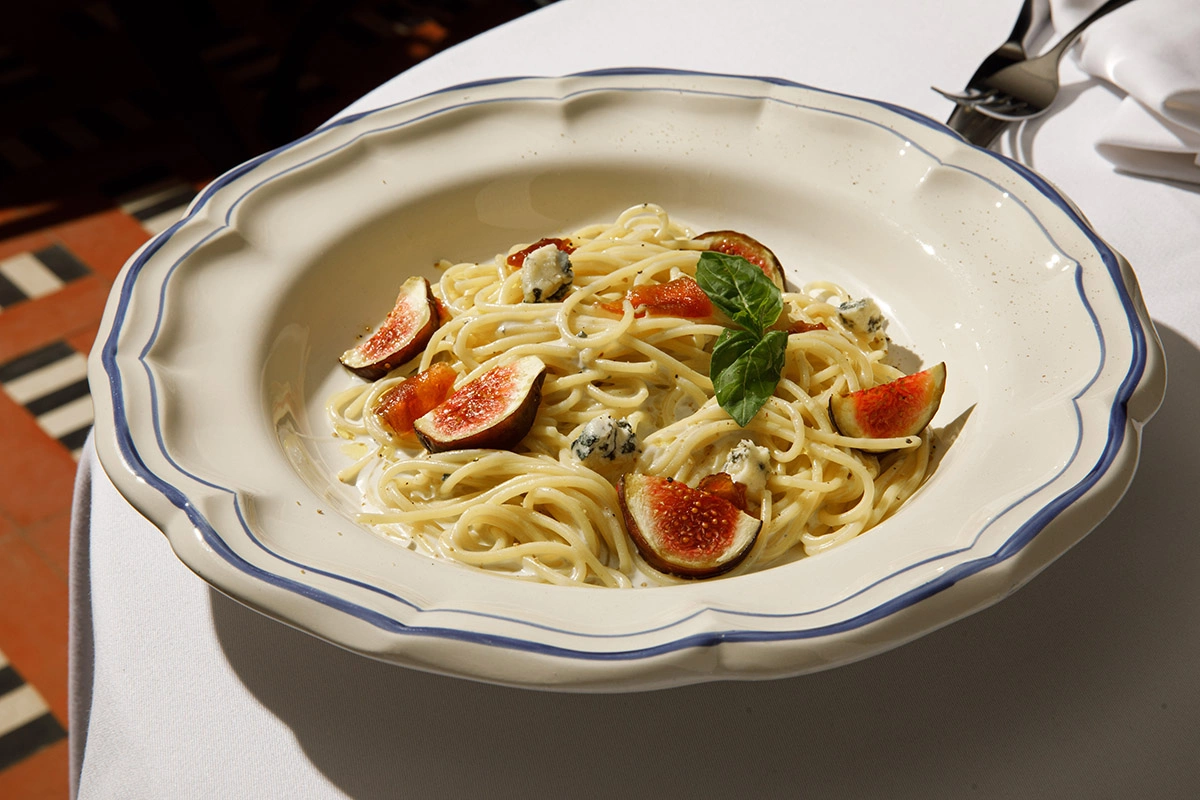 Спагетти с инжиром, сливками и голубым сыром