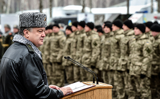 Президент Украины Петр Порошенко выступает в учебном центре Национальной гвардии Украины в Новых Петривцах Киевской области