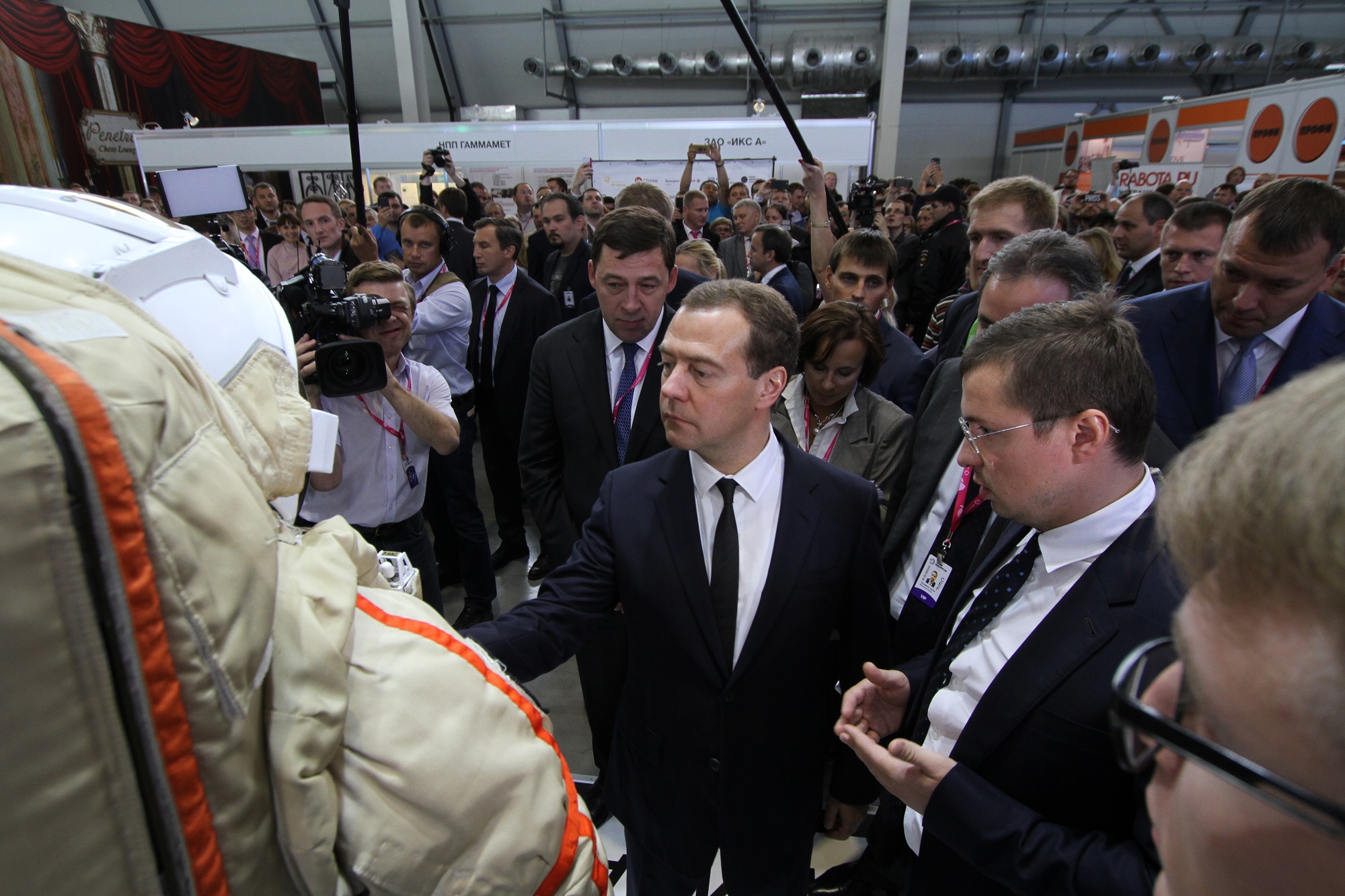 Дмитрий Медведев осмотрел на&nbsp;&laquo;Иннопроме&raquo; новый космический скафандр с&nbsp;климат-контролем.