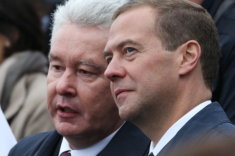 Мэр Москвы Сергей Собянин и премьер-министр РФ Дмитрий Медведев (слева направо) на торжественной церемонии открытия Дня города Москвы на Красной площади