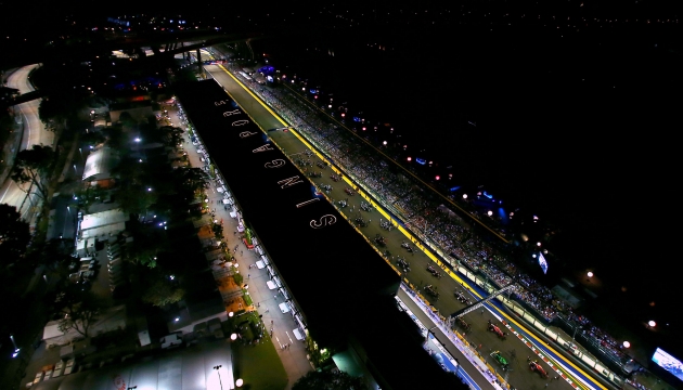 Гран-при Сингапура – первый в истории Формулы-1 ночной этап. Заезд проходит при искусственном освещении по улицам города