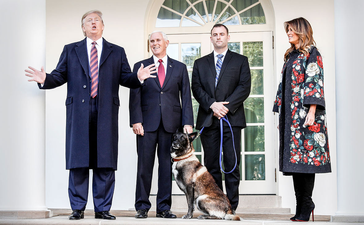 Дональд Трамп&nbsp;(слева)&nbsp;на церемонии награждения собаки
