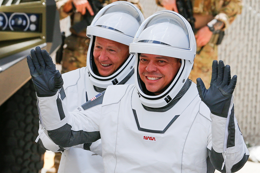 Американские астронавты Даг Херли и Боб Бенкен направляются на стартовую площадку, чтобы подняться на борт корабля Crew Dragon
















