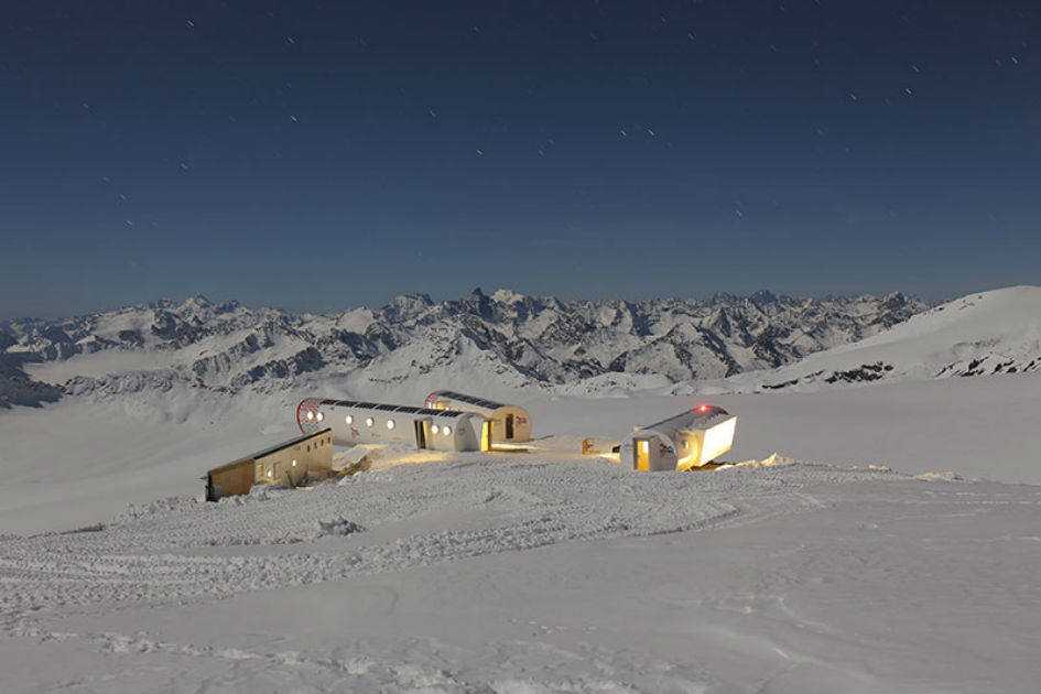 Отель расположен на высоте почти 4 тыс. м на южном склоне Эльбруса