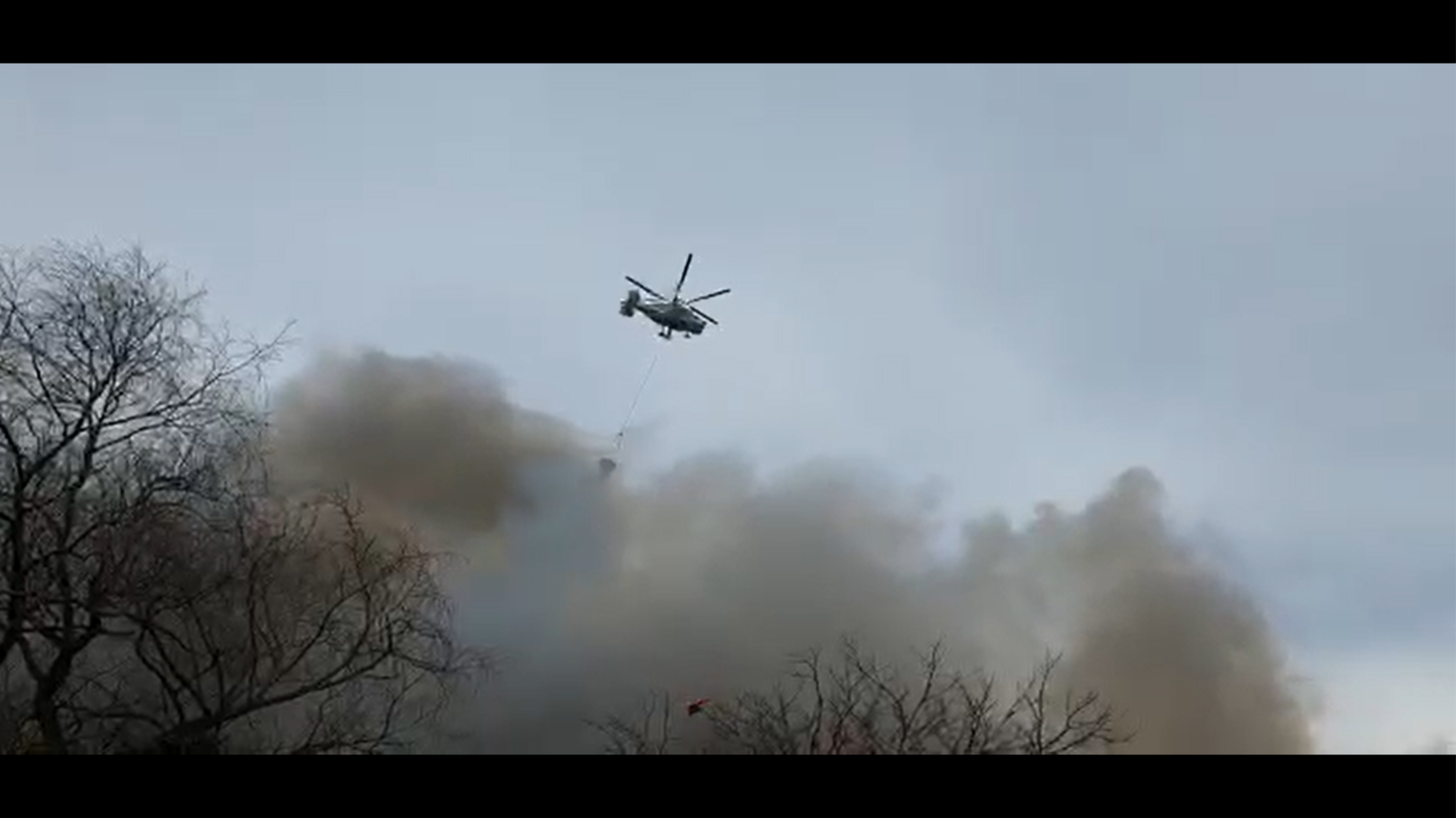Вертолет тушит пожар на «Невской мануфактуре». Видео