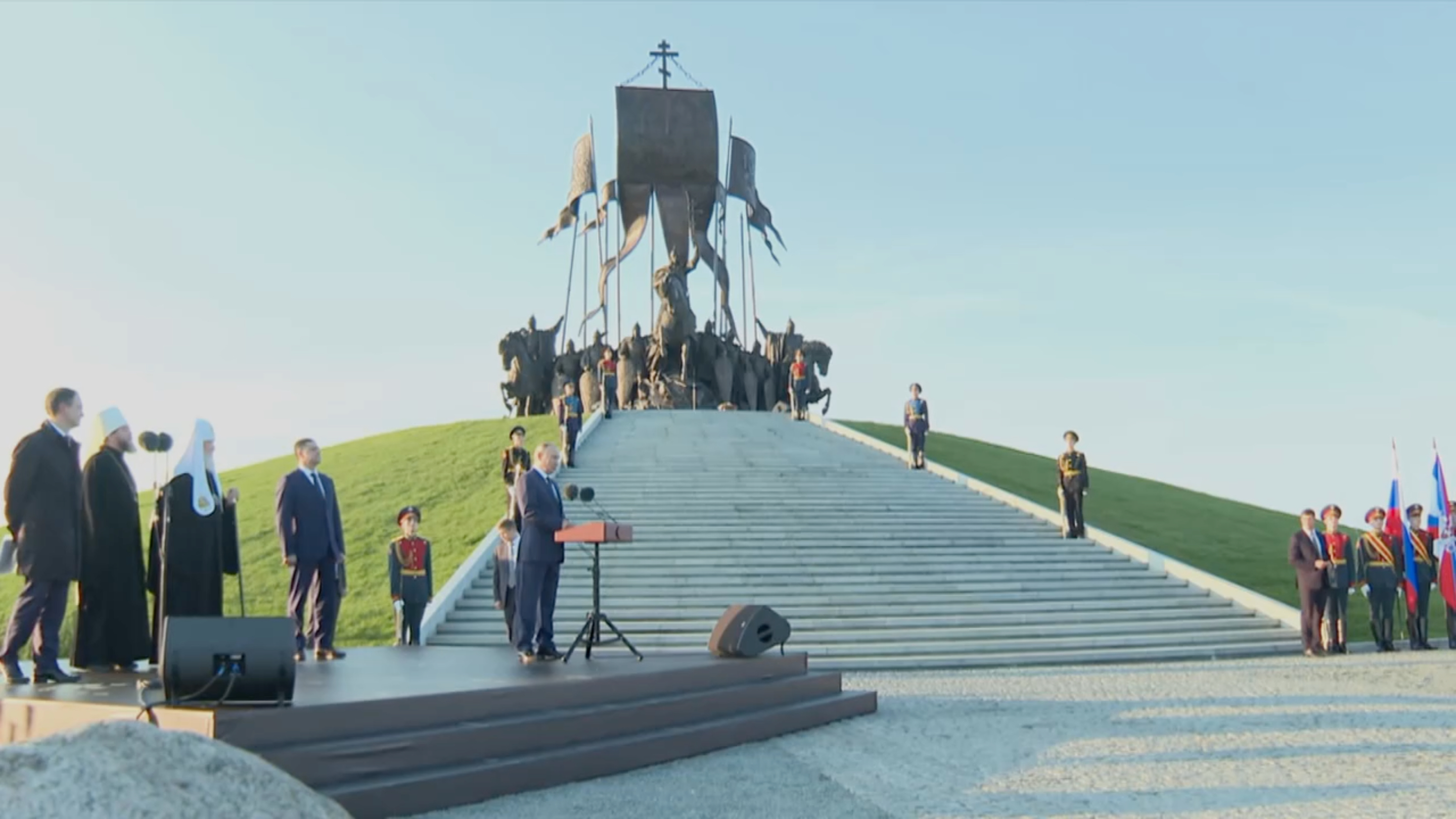 В озерах открылась. Мемориал Александру Невскому в Пскове на Чудском озере.