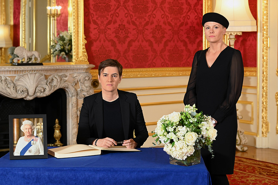 Премьер-министр Сербии Ана Брнабич и Милика Дурдич подписывают книгу соболезнований в Ланкастер-Хаусе