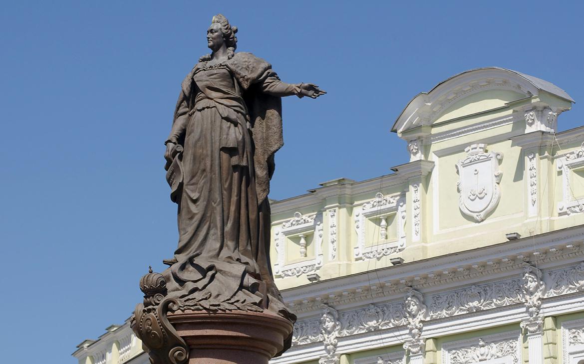 Памятник Екатерине II в Одессе оградили деревянным забором