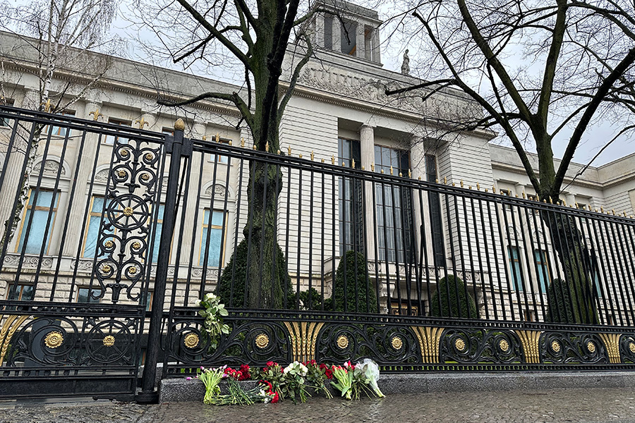 В Германии цветы приносят к зданию посольства России в Берлине